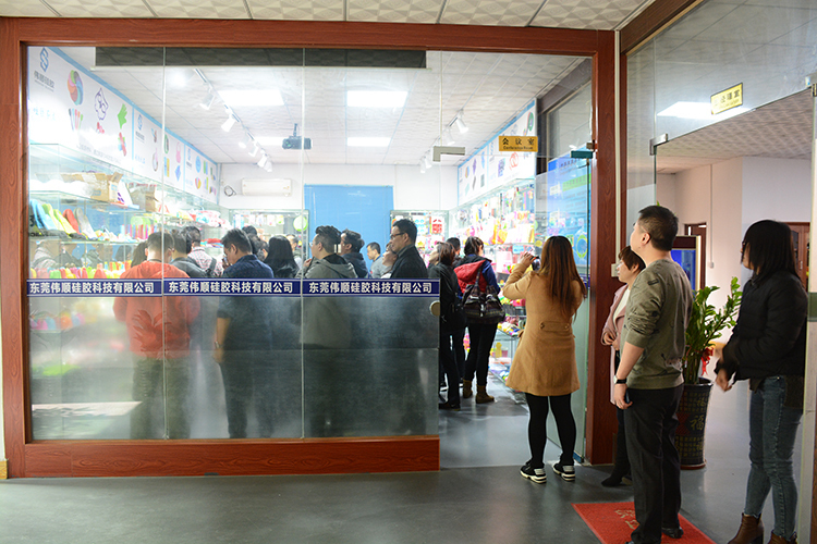 国内蘑菇视频免费下载在近几年得到了非常广泛的发展，从最开始的硅胶电子配件、硅胶蛋糕模具、硅胶厨具、硅胶母婴用品、硅胶成人用品再到硅胶玩具、蘑菇TV官方在线观看、硅胶创意产品，可以说蘑菇视频免费下载已经遍布各类大小行业，之前塑胶行业的产品现在都开始往硅胶方面开发，硅胶相比塑胶拥有安全无毒、环保、柔韧性好、使用寿命长等特点。随着消费者对蘑菇视频免费下载的逐渐认可到喜爱，蘑菇视频APP成人生活中随处可以看到硅胶的产品。